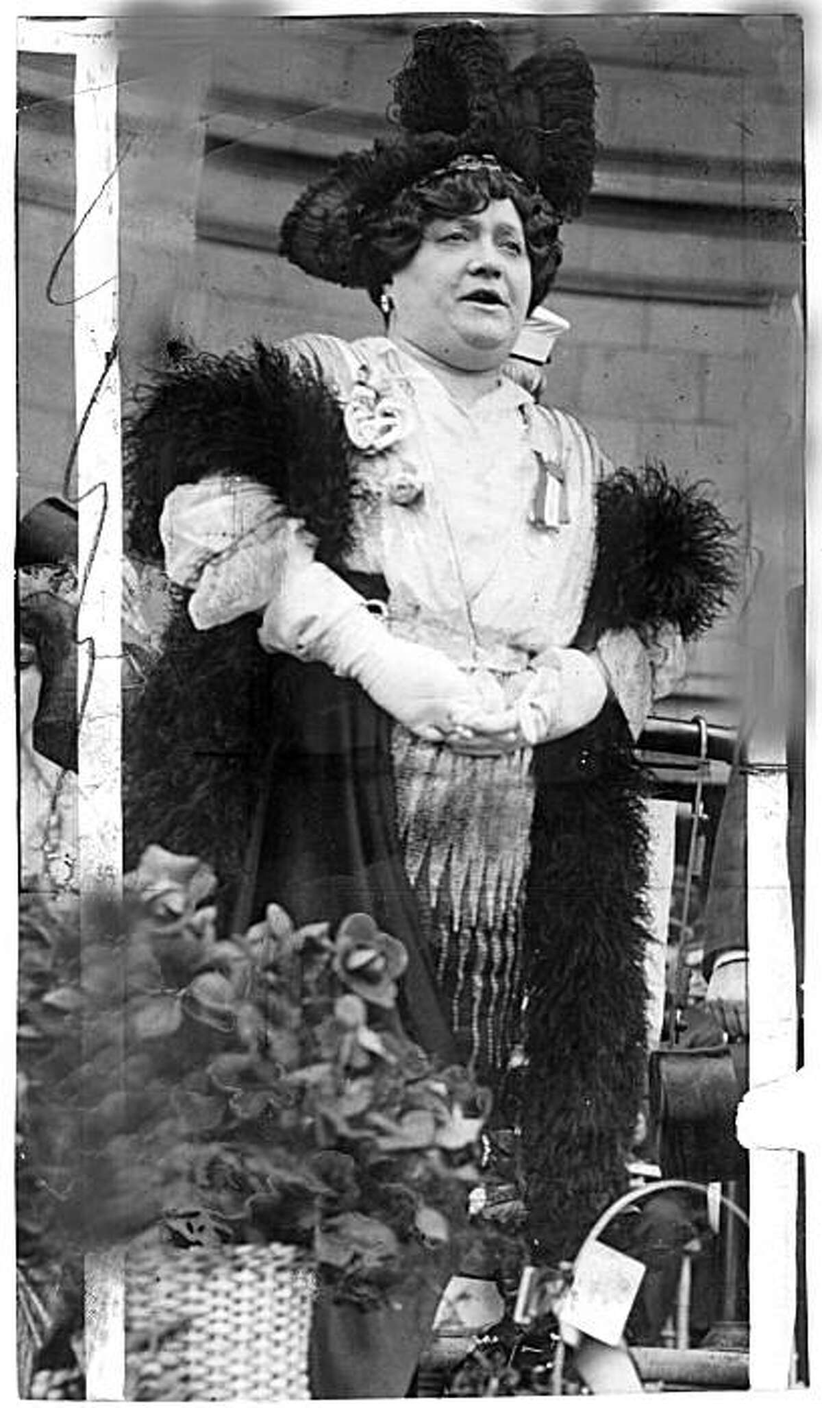Luisa Tetrazzini. It is said that Luisa Tetrazzini, on Christmas Eve 1910, Tetrazzini broke all her contracts to give a charity performance in front of the San Fransisco Chronicle Building, attended by thousands of people. timeline_144