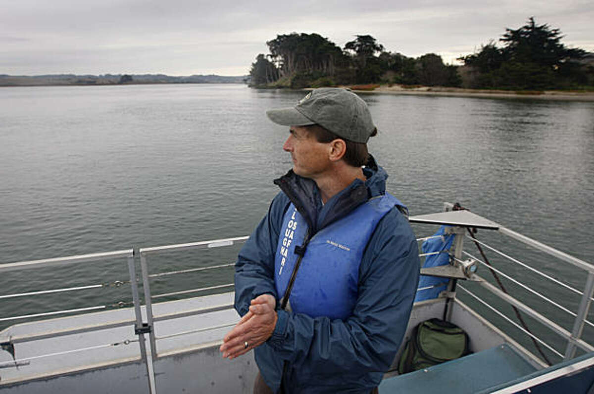 2010年12月8日，星期三，Bryan Largay在加州Moss Landing的Elkhorn Slough的船上拍摄风景。Largay是潮汐湿地项目的负责人，该项目正在建造一个沉入沼泽三英里的水下钢墙，旨在减缓流出的潮汐，以减少侵蚀，保护数百种海洋物种的栖息地。