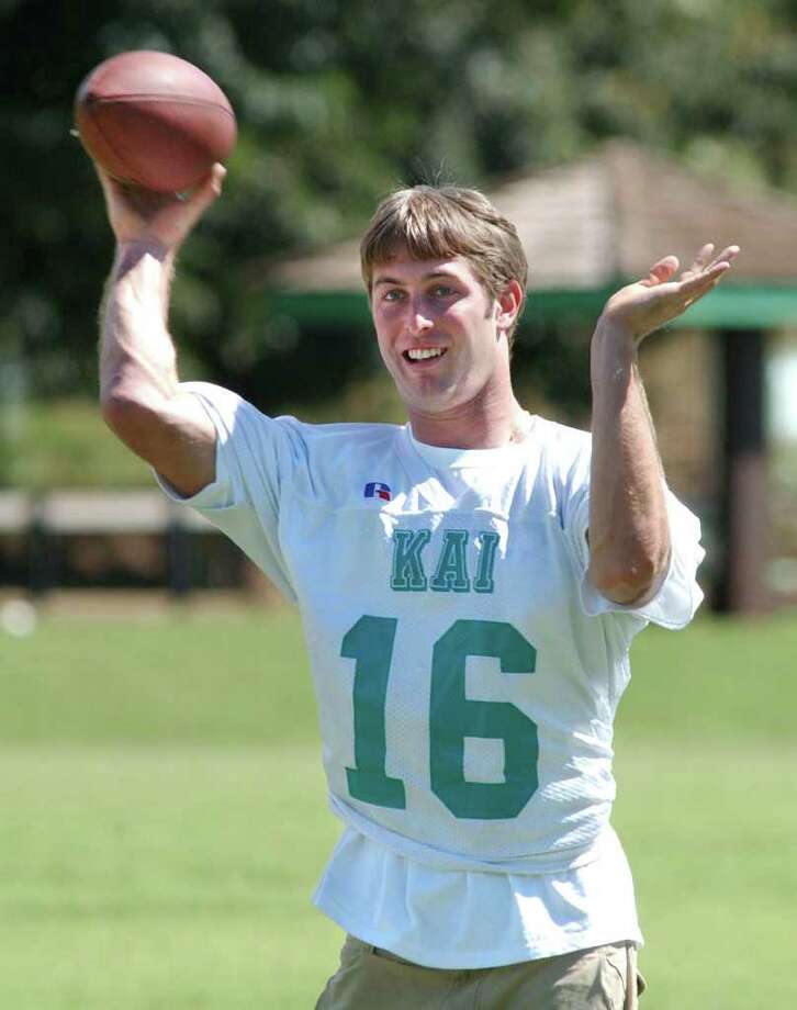 Texas Tech quarterback Kliff Kingsbury fires a pass during Hula Bowl practi...