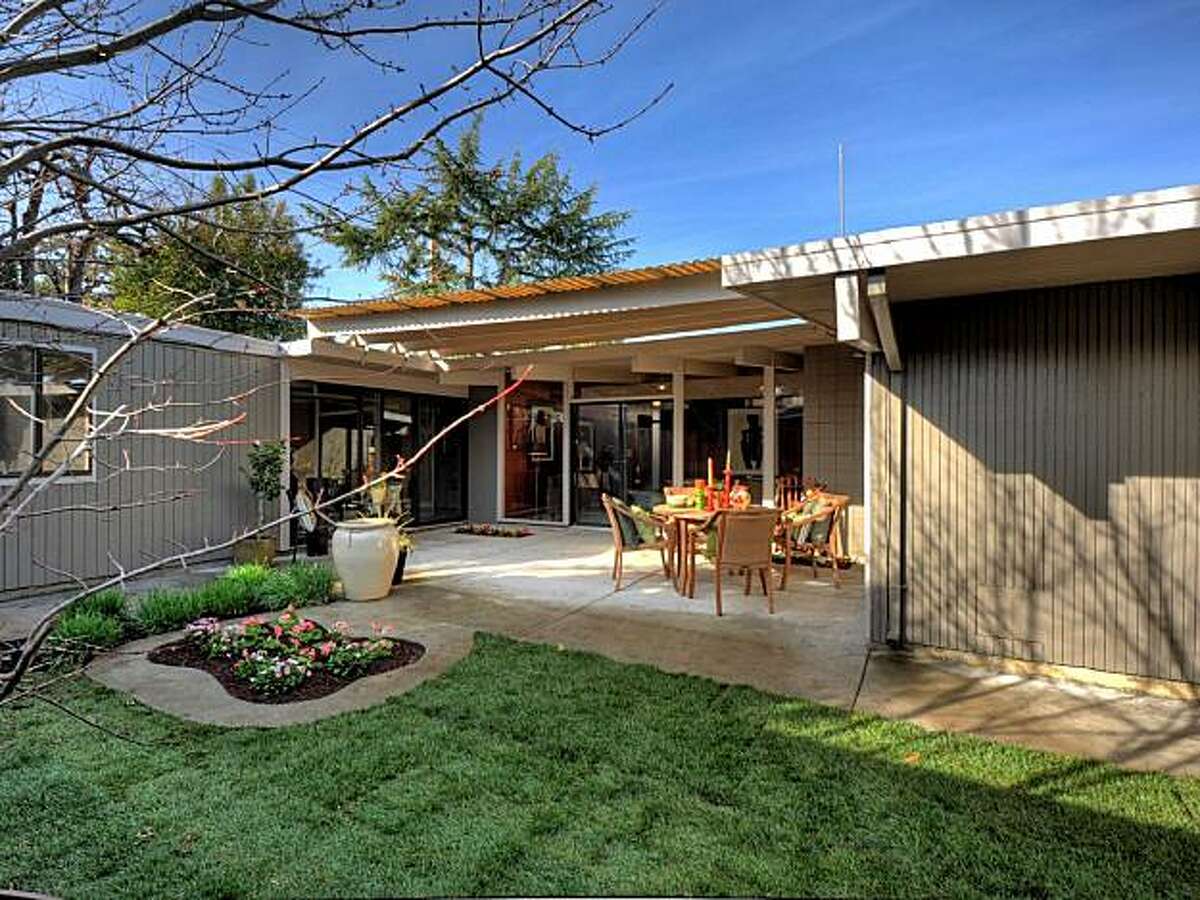 Spacious Palo Alto home with outdoor living