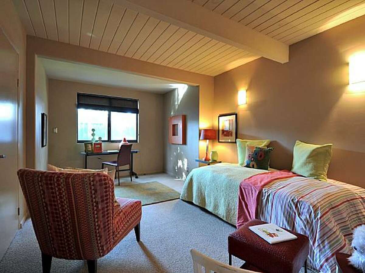 Spacious Palo Alto home with outdoor living