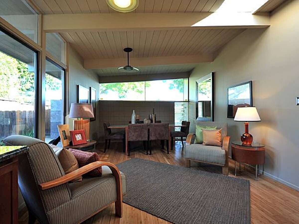 Spacious Palo Alto home with outdoor living