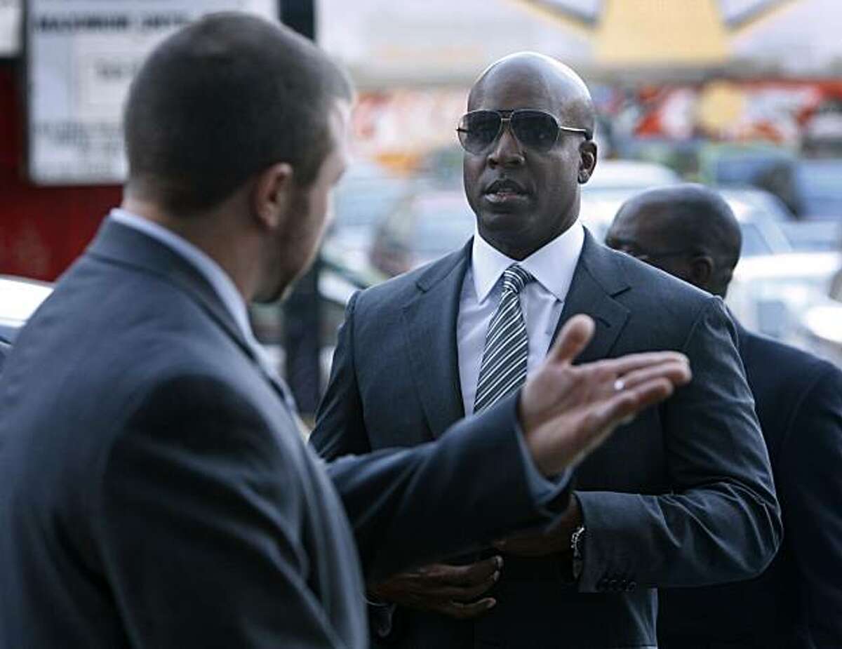 Barry Bonds arrives at the Phillip Burton Federal Building to attend an evidence hearing before his upcoming trial in San Francisco, Calif., on Friday, Jan. 21, 2011.