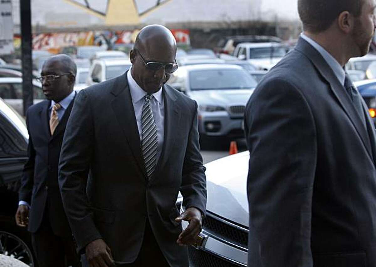 Barry Bonds arrives at the Phillip Burton Federal Building to attend an evidence hearing for his upcoming trial in San Francisco, Calif., on Friday, Jan. 21, 2011.