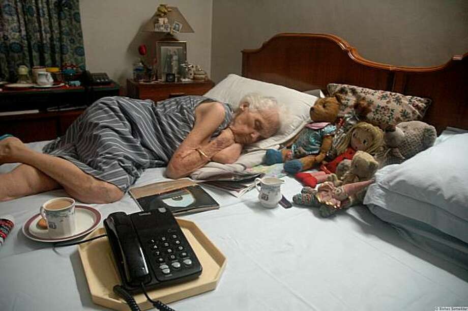 Бабушка не дает спать. Одиночество пожилых. Старость в одиночестве.