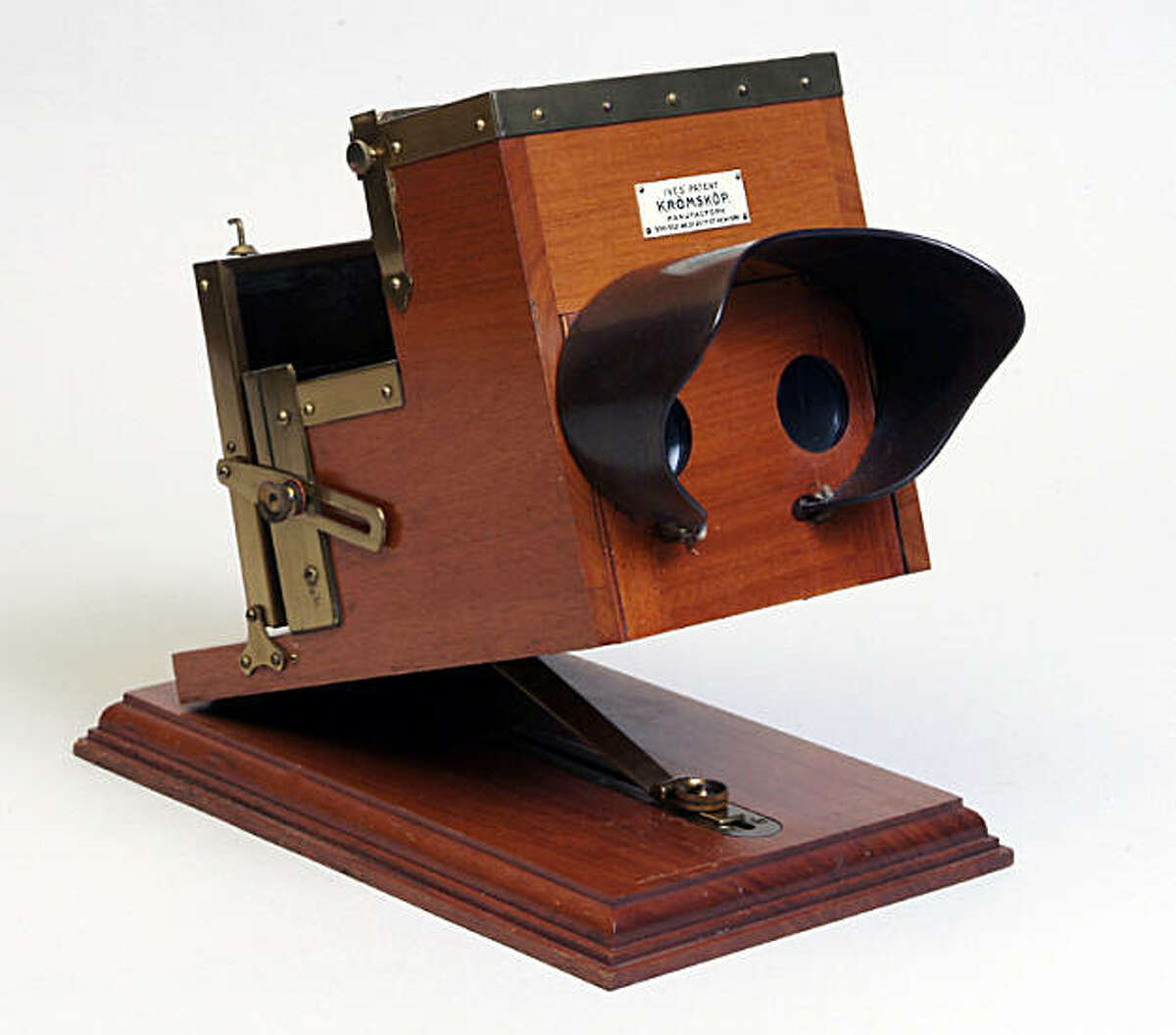 This is a photo of a kromoscope used by Frederick Eugene Ives to take color photos of San Francisco after the earthquake in 1906.