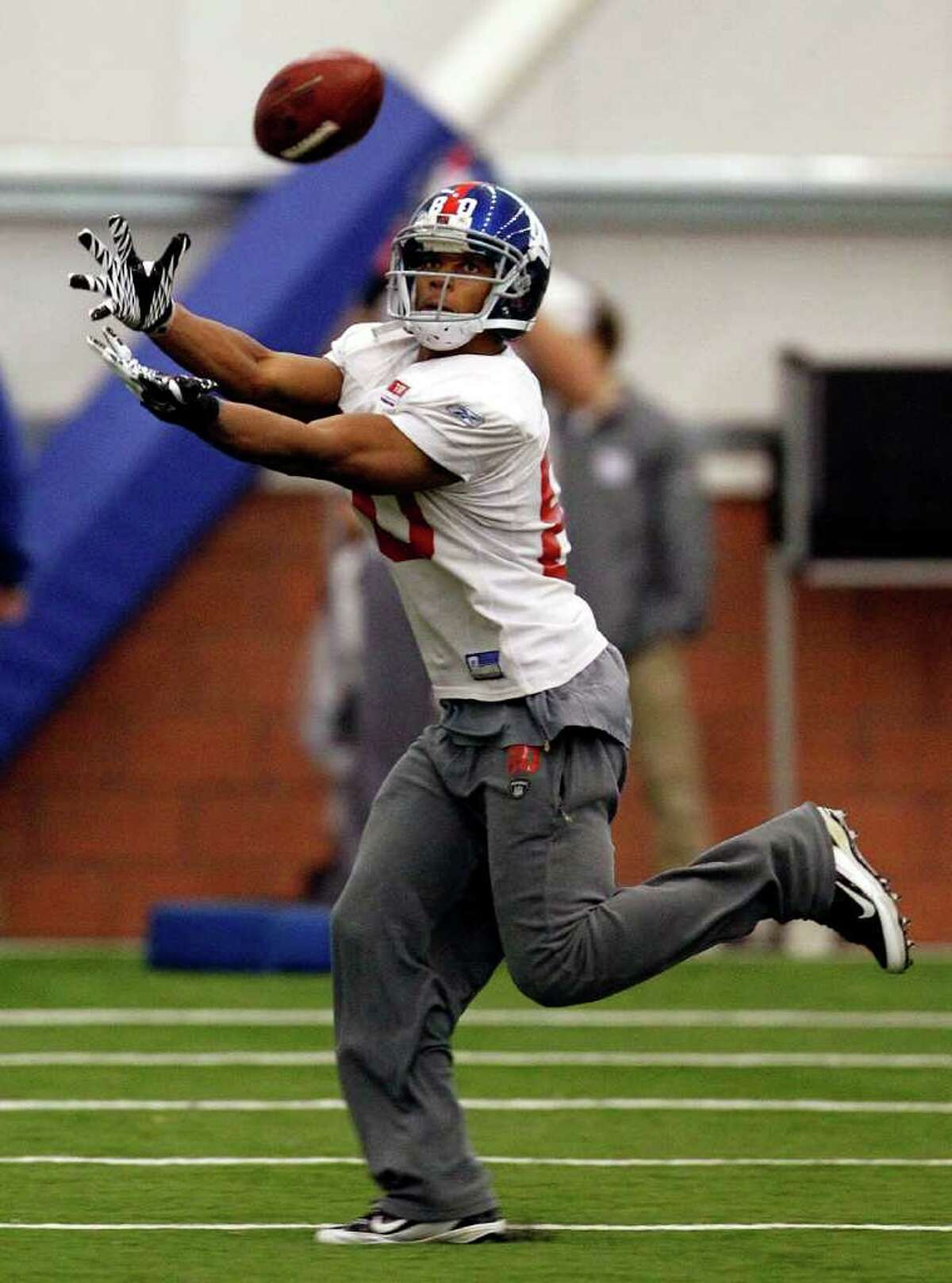 New York Giants wide receiver Mario Manningham (82) runs for yards