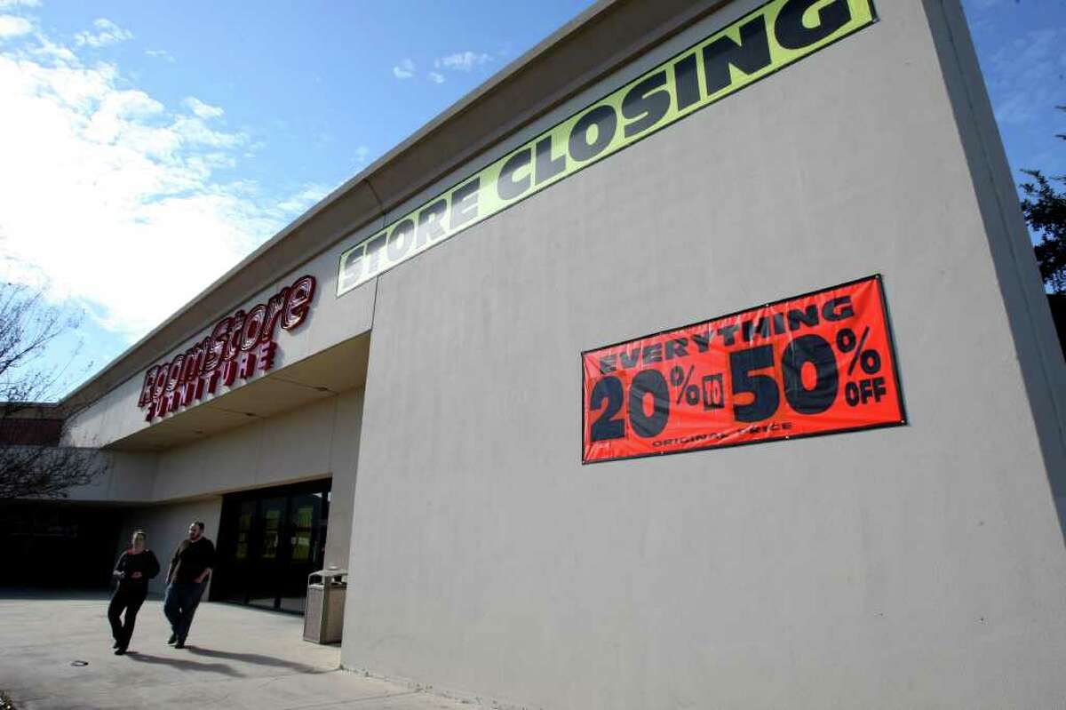 RoomStore closing 5 S.A. stores