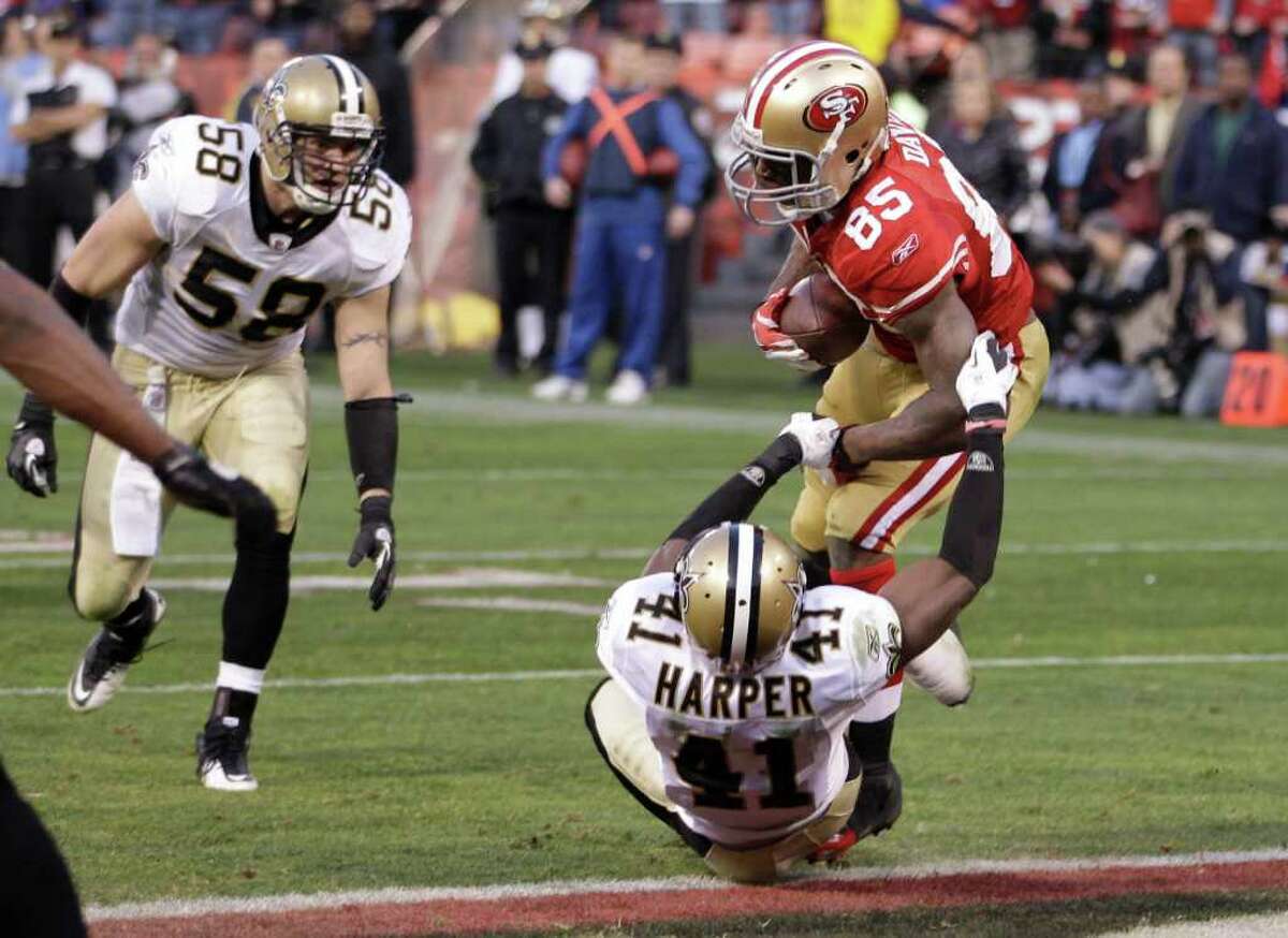 Quarterback Alex Smith of the San Francisco 49ers prepares to throw a