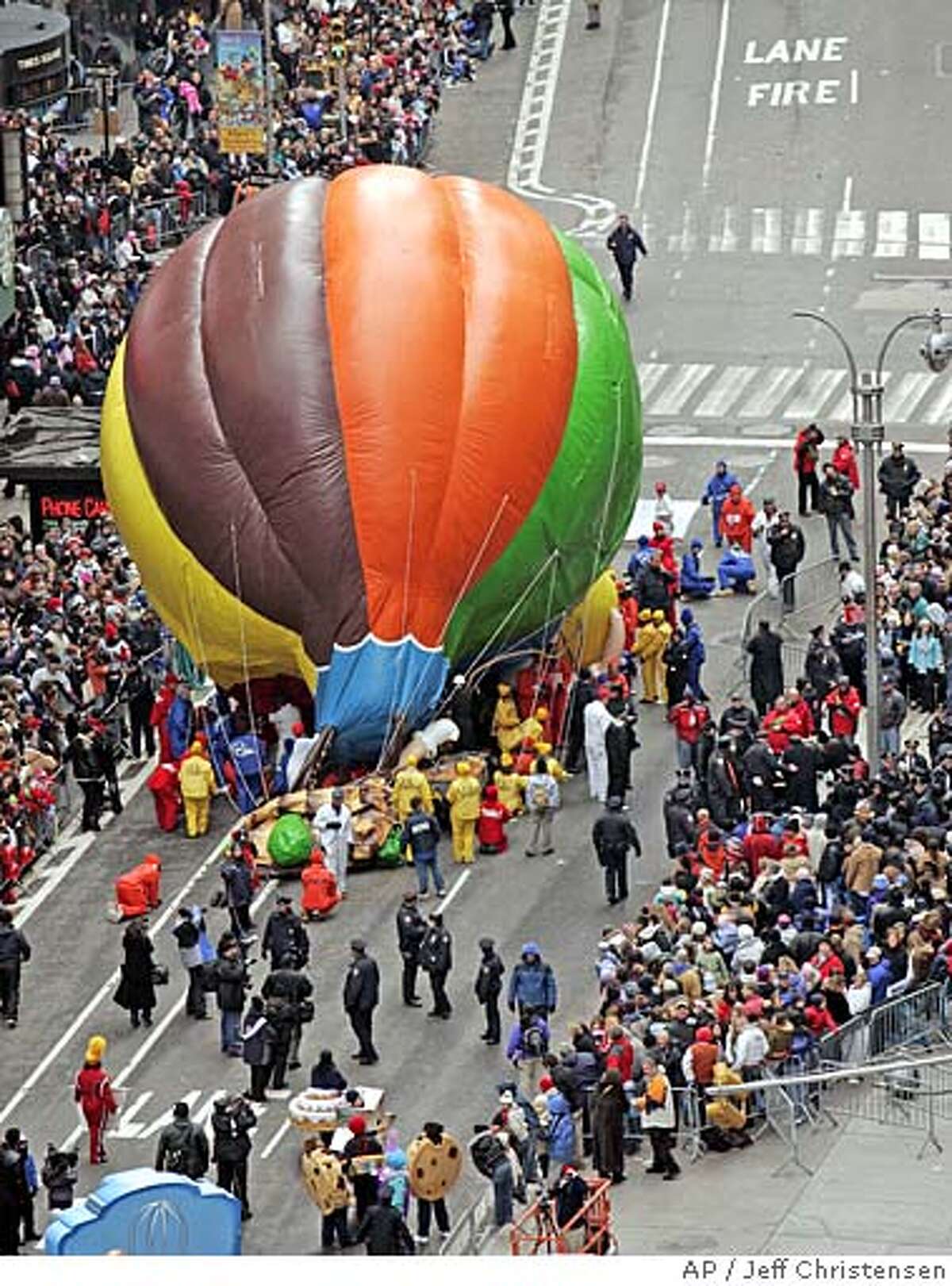 Balloon mishap mars Macy's parade / Giant contraption crashes into