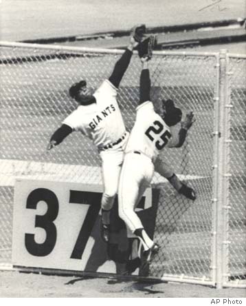 BOBBY BONDS 1946-2003 / Fans join team in mourning / Ballpark