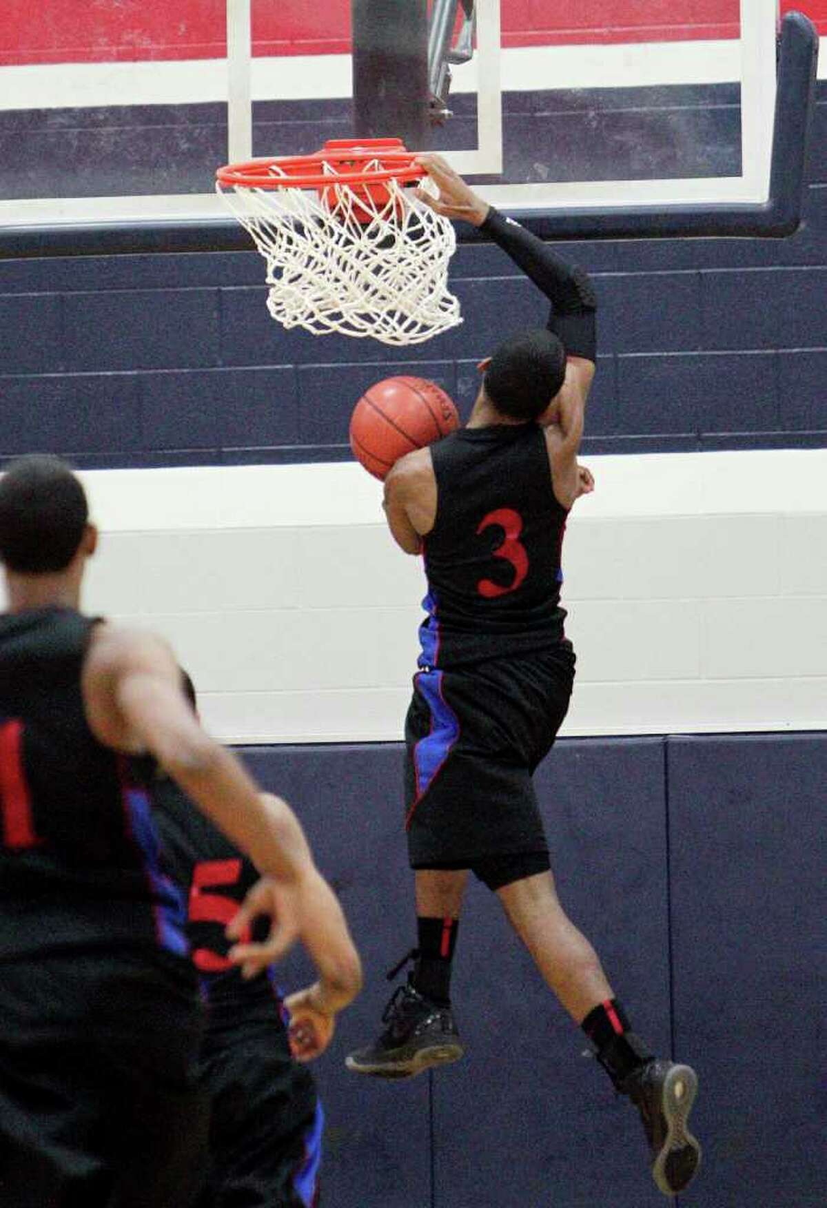 Days after coach was punched by fan, 'focused' Manvel tops Dawson for