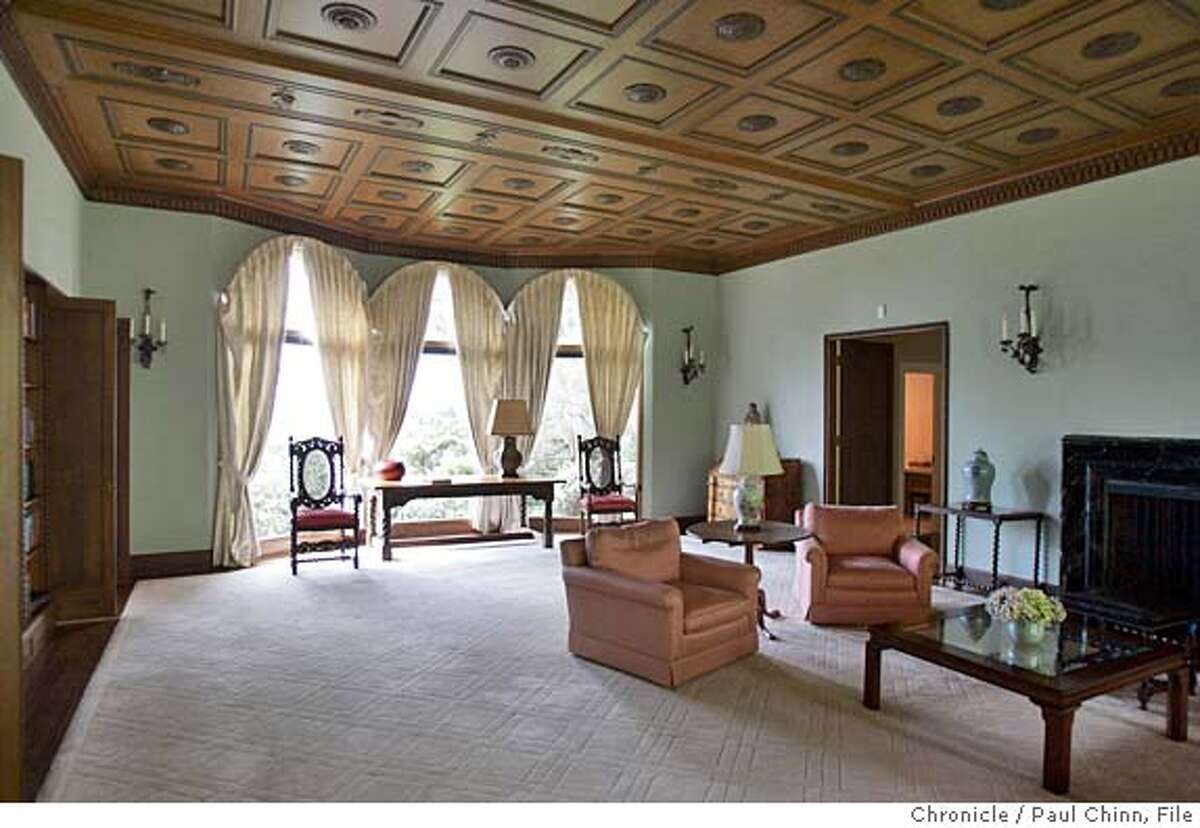 One of the large living rooms. A tour of Blake House, home of UC President Robert Dynes on 3/2/05 in Kensington, CA. PAUL CHINN/The Chronicle