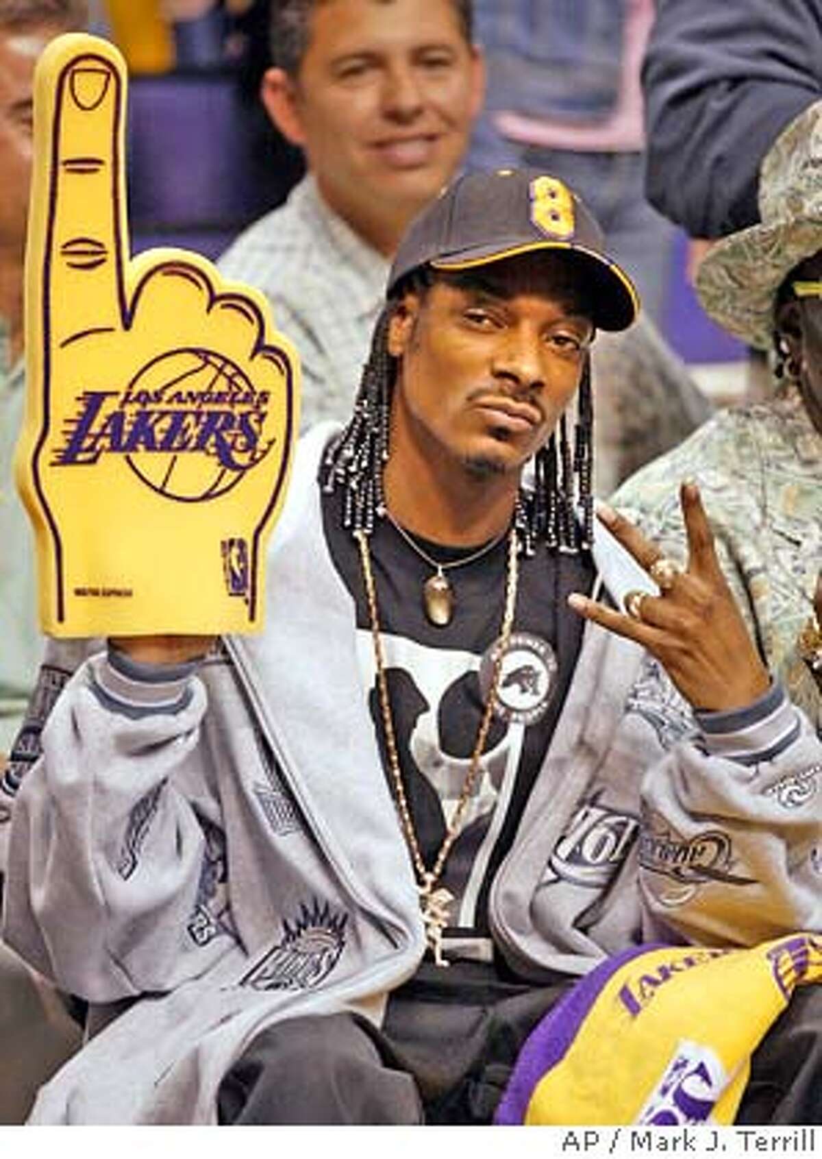 � Rapper Snoop Dogg shows his support for the Los Angeles Lakers before Game 6 of the NBA Western Conference semifinals against the San Antonio Spurs, Saturday, May 15, 2004, in Los Angeles. (AP Photo/Mark J. Terrill)