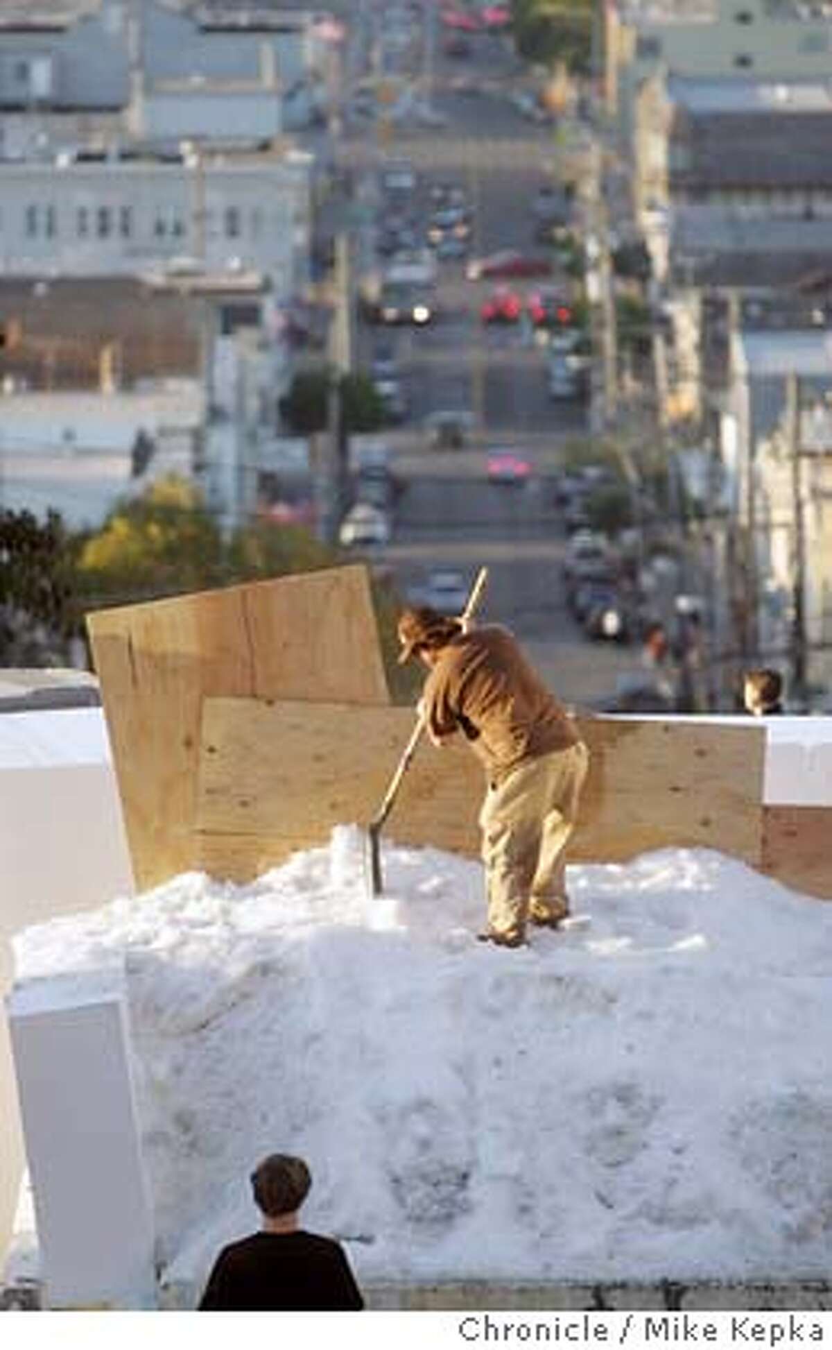 Thousands show up to see snow on Fillmore Street