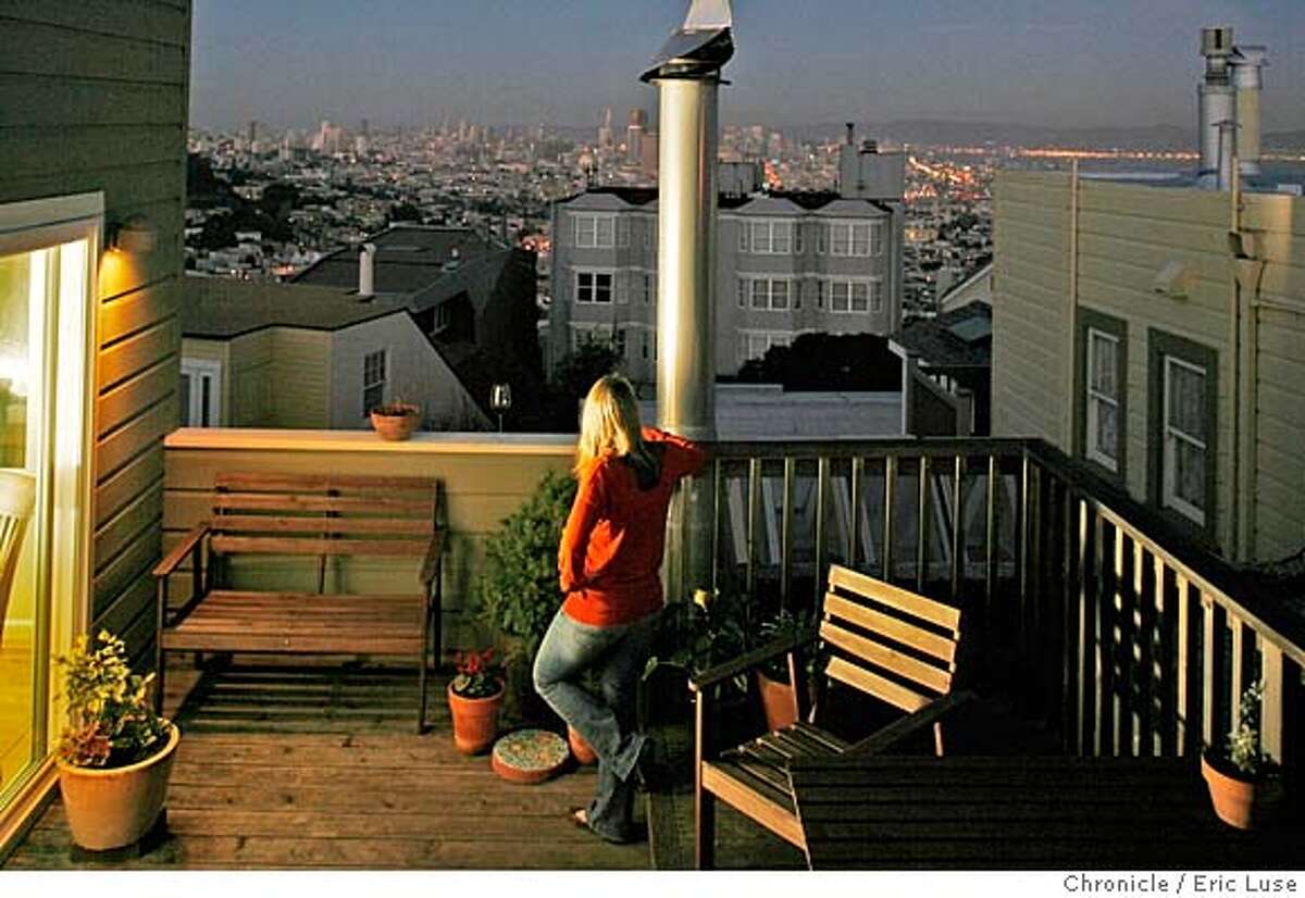 .JPG PLEASE PHOTOSHOP THE CITY TO BRING IT UP. Thanks, Eric Evening view from Susan Hunter's roof garden deck with downtown in the background. Photographer: Eric Luse / The Chronicle names cq from source MANDATORY CREDIT FOR PHOTOG AND SF CHRONICLE/NO SALES-MAGS OUT
