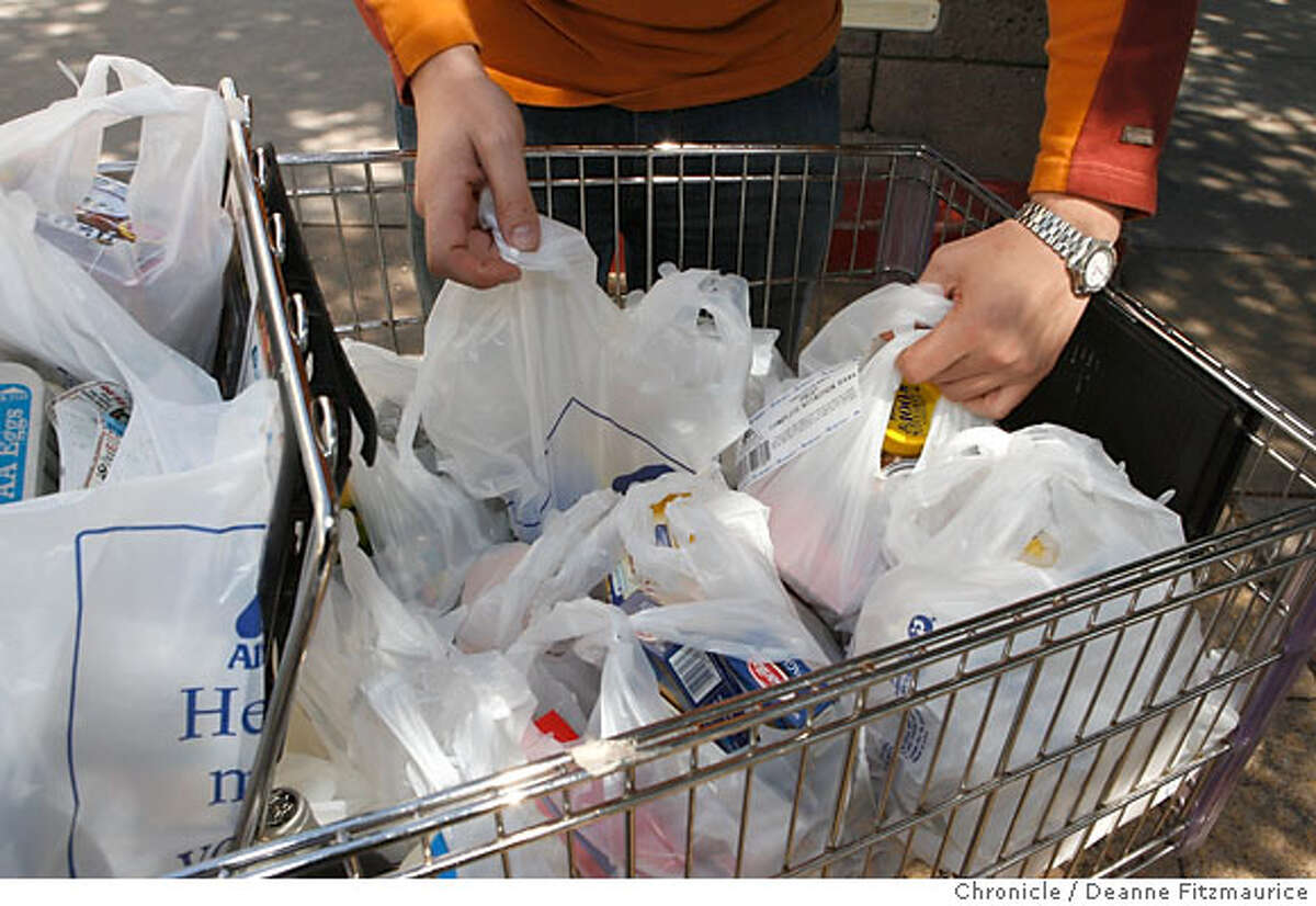 SAN FRANCISCO / Plastic bag ban winning support from shoppers