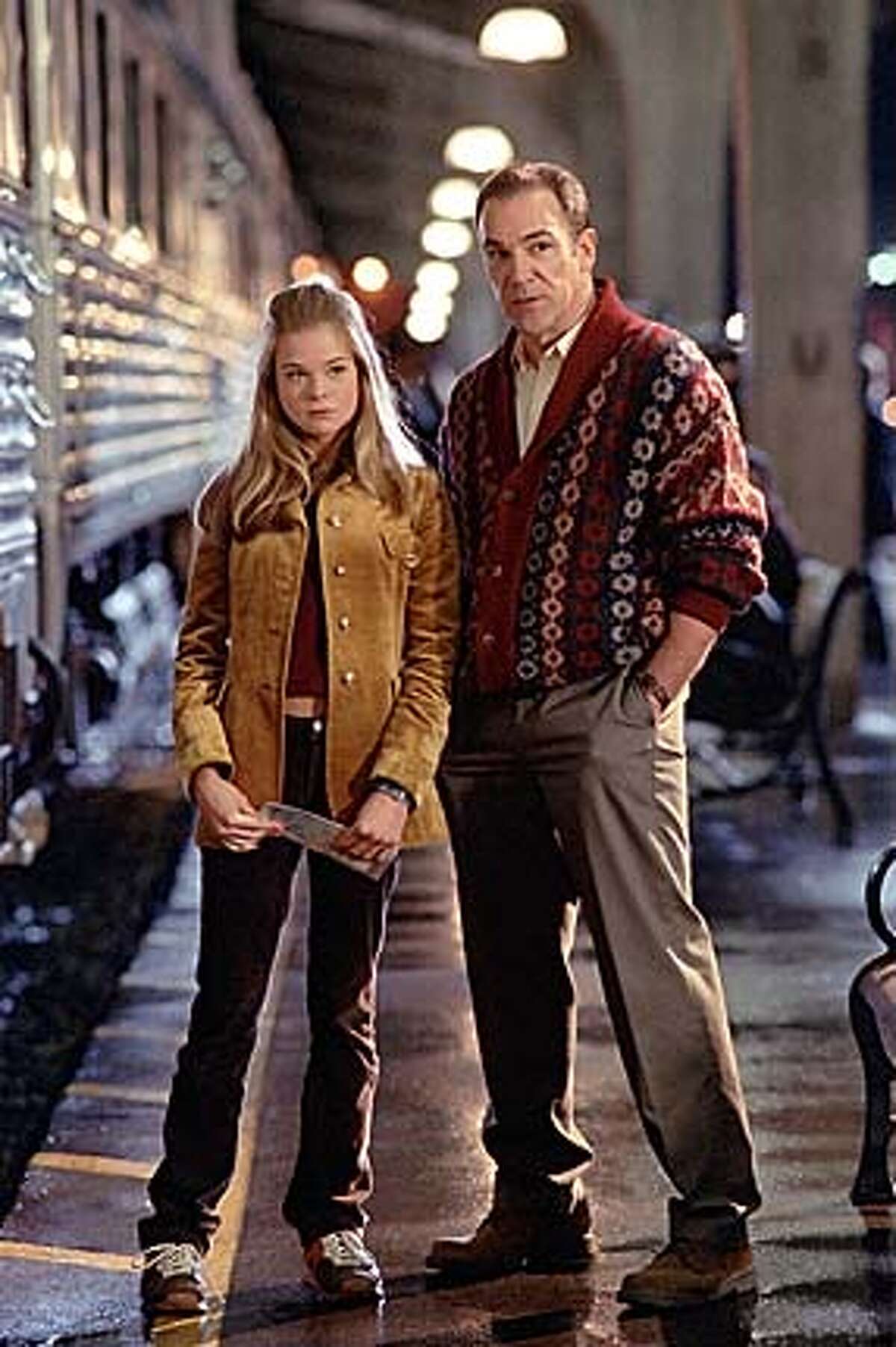 DEAD LIKE ME 08 e For PINKCOVER08, Datebook; Ellen Muth as George Lass and Mandy Patinkin as Rube in "Dead Like Me." Photo: Carole Segal/Showtime; date} in . Carole Segal / Showtime