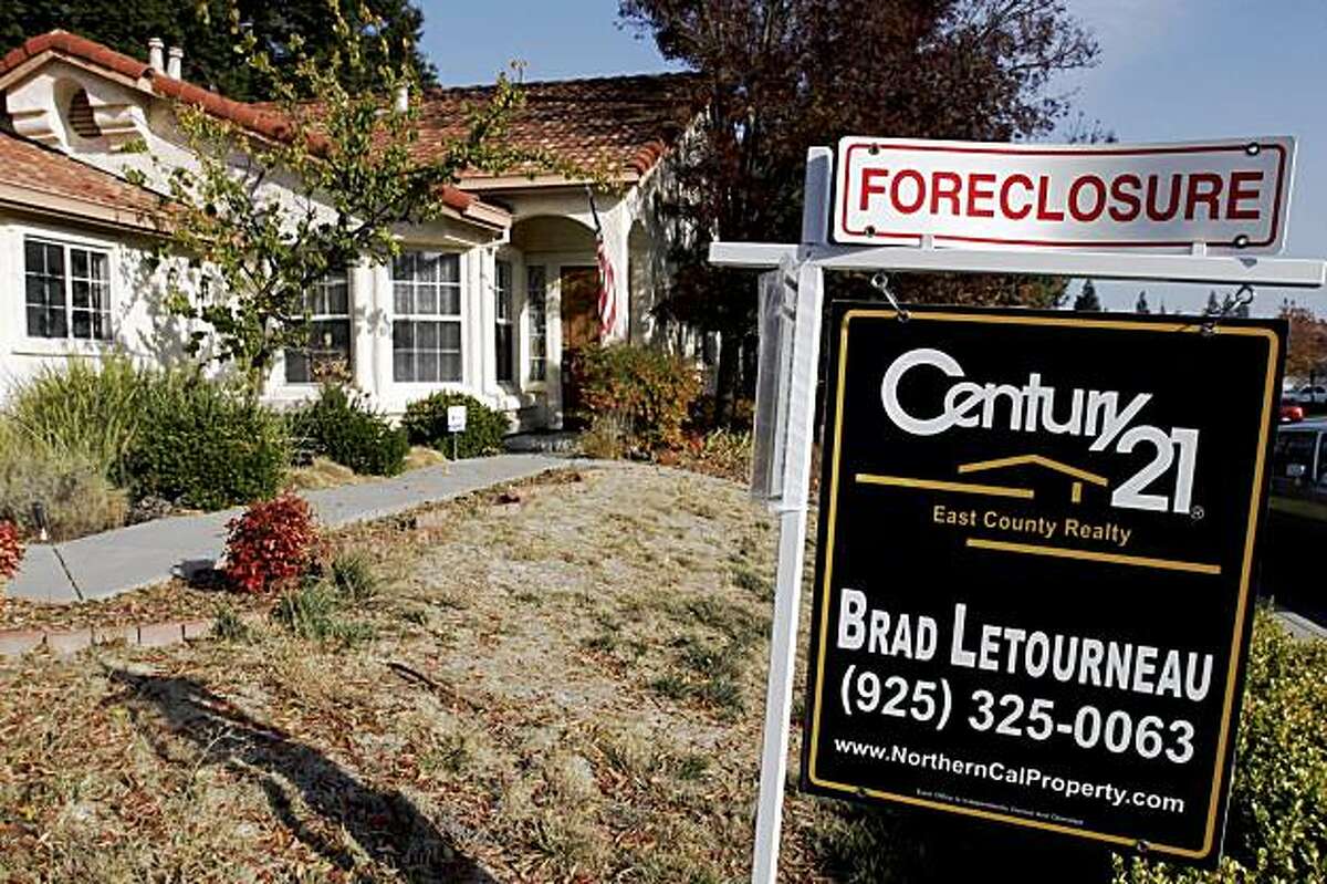 A foreclosure sign is seen in Antioch, California in this file photo taken on November 27, 2007. The U.S. housing crisis has focused attention on adjustable rate mortgages (ARMs) and the danger posed by their spiking interest rates. REUTERS/Erin Siegal/Files (UNITED STATES)