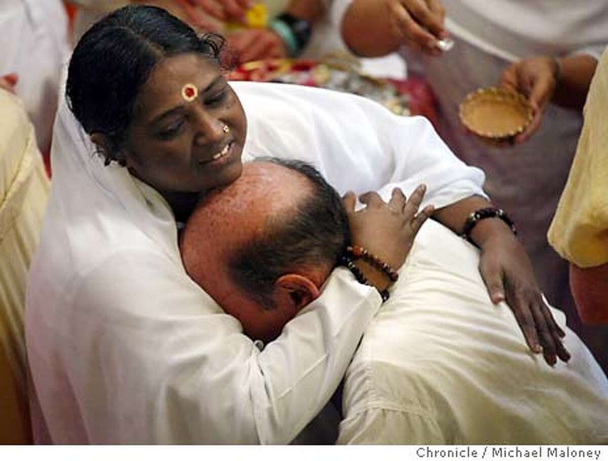 amma ammachi hugging abbraccio skeletons satsang wants devotees