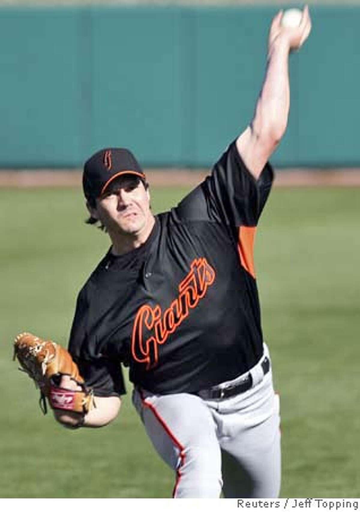 San Francisco Giants pitcher Barry Zito throws during spring training drills at the team's winter baseball camp in Scottsdale, Arizona, February 16, 2007. REUTERS/Jeff Topping (UNITED STATES)
