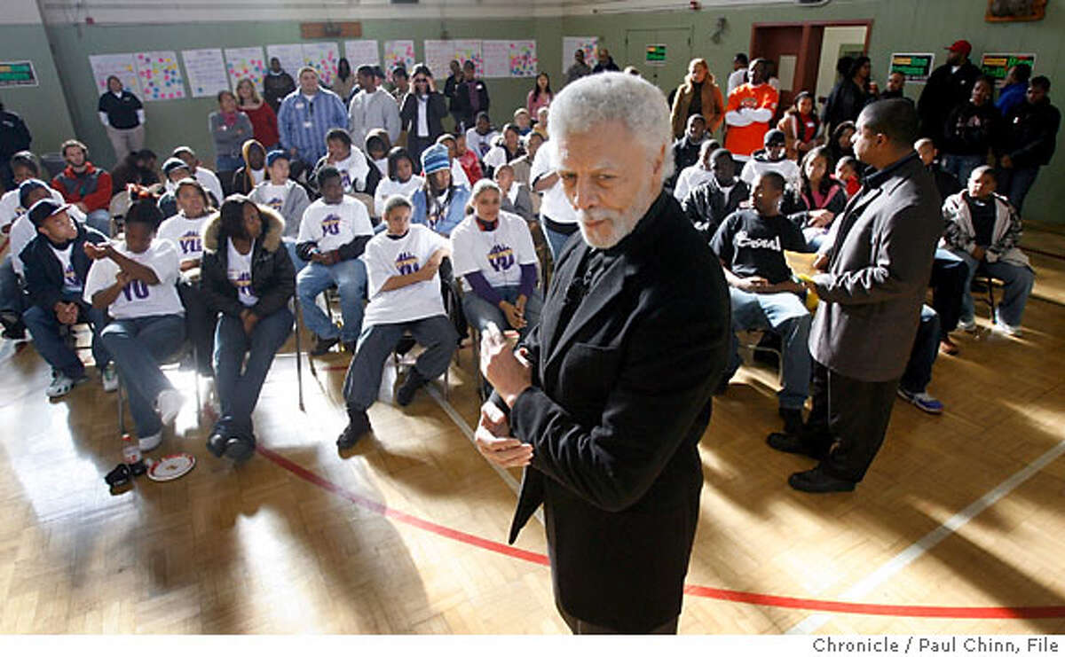 Mayor-elect Ron Dellums (center) met with teenagers at a town hall-style meeting in Oakland, Calif. on Saturday, Dec. 2, 2006. Dellums sought questions from the young residents of Oakland and described the goals he hopes to accomplish when he takes the oath of office in January. PAUL CHINN/The Chronicle