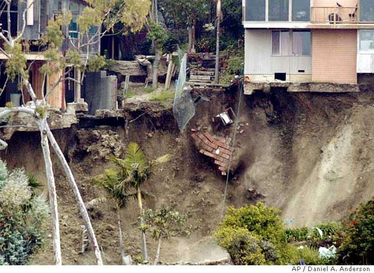 Landslide destroys 7 homes as 1,000 residents flee / Winter rains ...