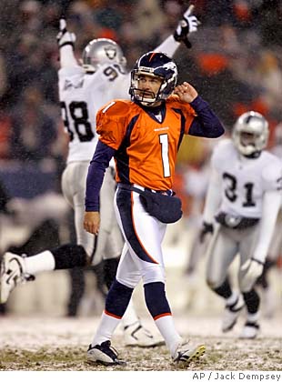 Oakland Raiders wide receiver Ronald Curry runs a play while playing  quarterback against the Denver Broncos during the second quarter at Invesco  Field at Mile High in Denver on November 23, 2008. (