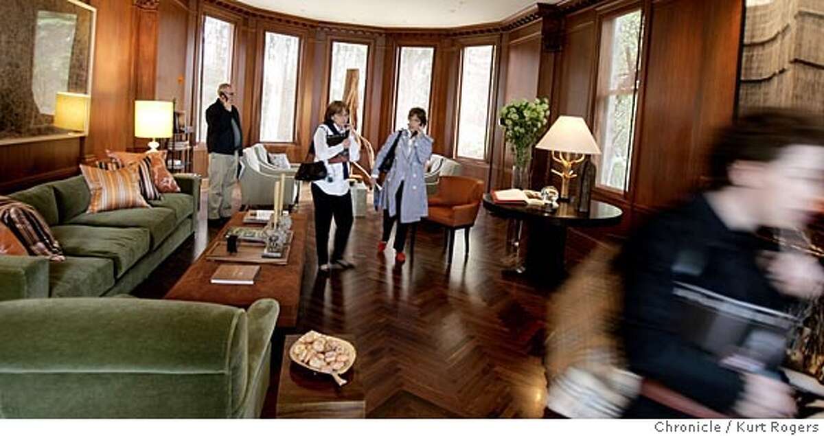 People tour the decorator showcase house as they listen to mp3 players that tell what has been done to each room. The Annual San Francisco Decorator Showcase . SHOWCASE07_0032_kr.JPG 4/30/05 in San Francisco,CA. KURT ROGERS/THE CHRONICLE