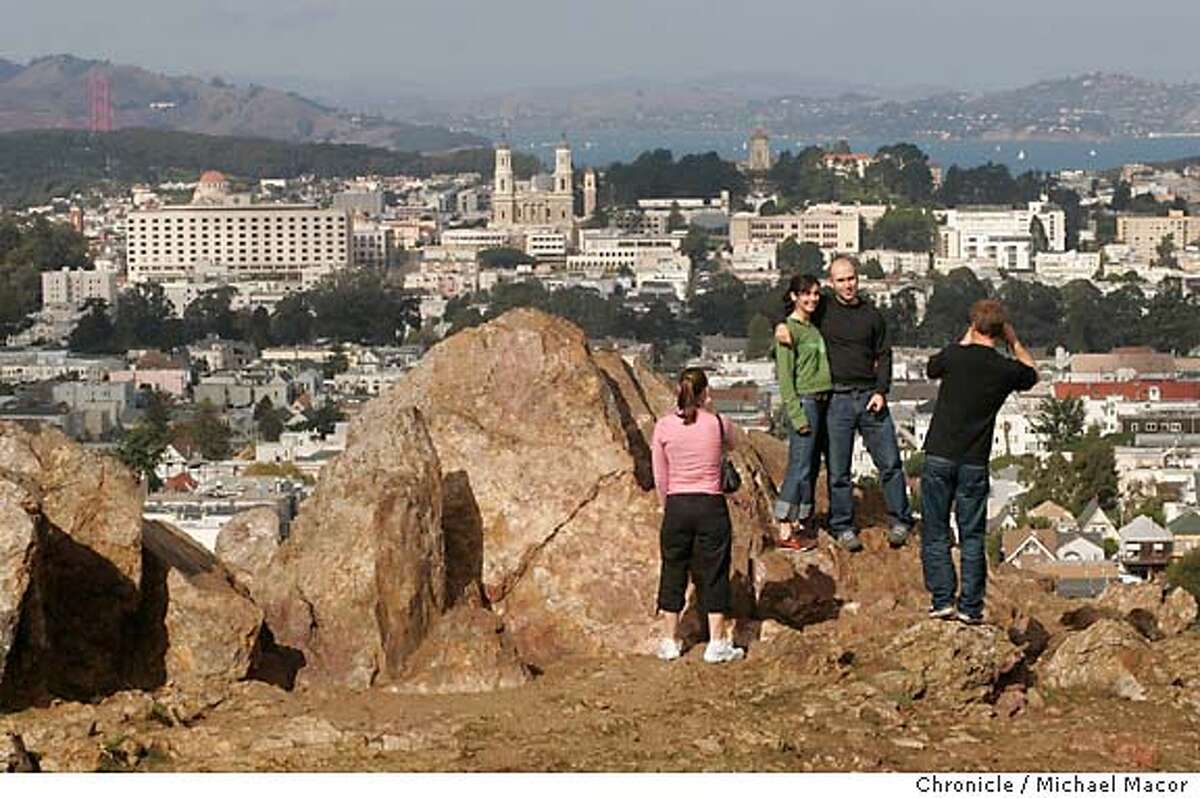 hills_153_mac.jpg Picture perfect day, views from the top of "Tank Hill", l to r-Sarah Martin, Allison Atwood, Dan Serot and Spencer Short all from SF. Walking man series by Tom Graham. This time it is on the 53 hills of San Francisco. 10/30/04 San Francisco, CA Michael Macor / San Francisco Chronicle Mandatory Credit for Photographer and San Francisco Chronicle/ - Magazine Out Datebook#Datebook#SundayDateBook#11/7/2004#ALL#Advance##0422441526