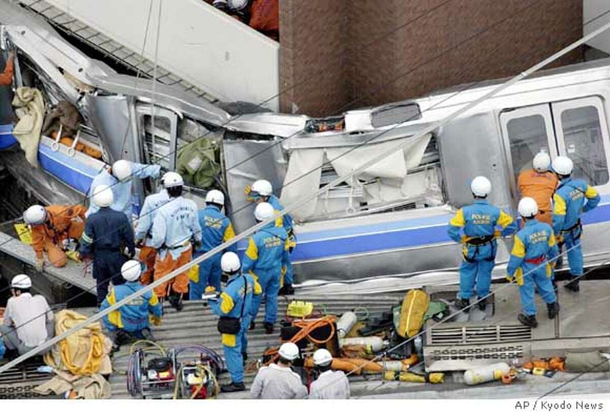 At least 73 dead in Japan rail crash / 7car train slammed into