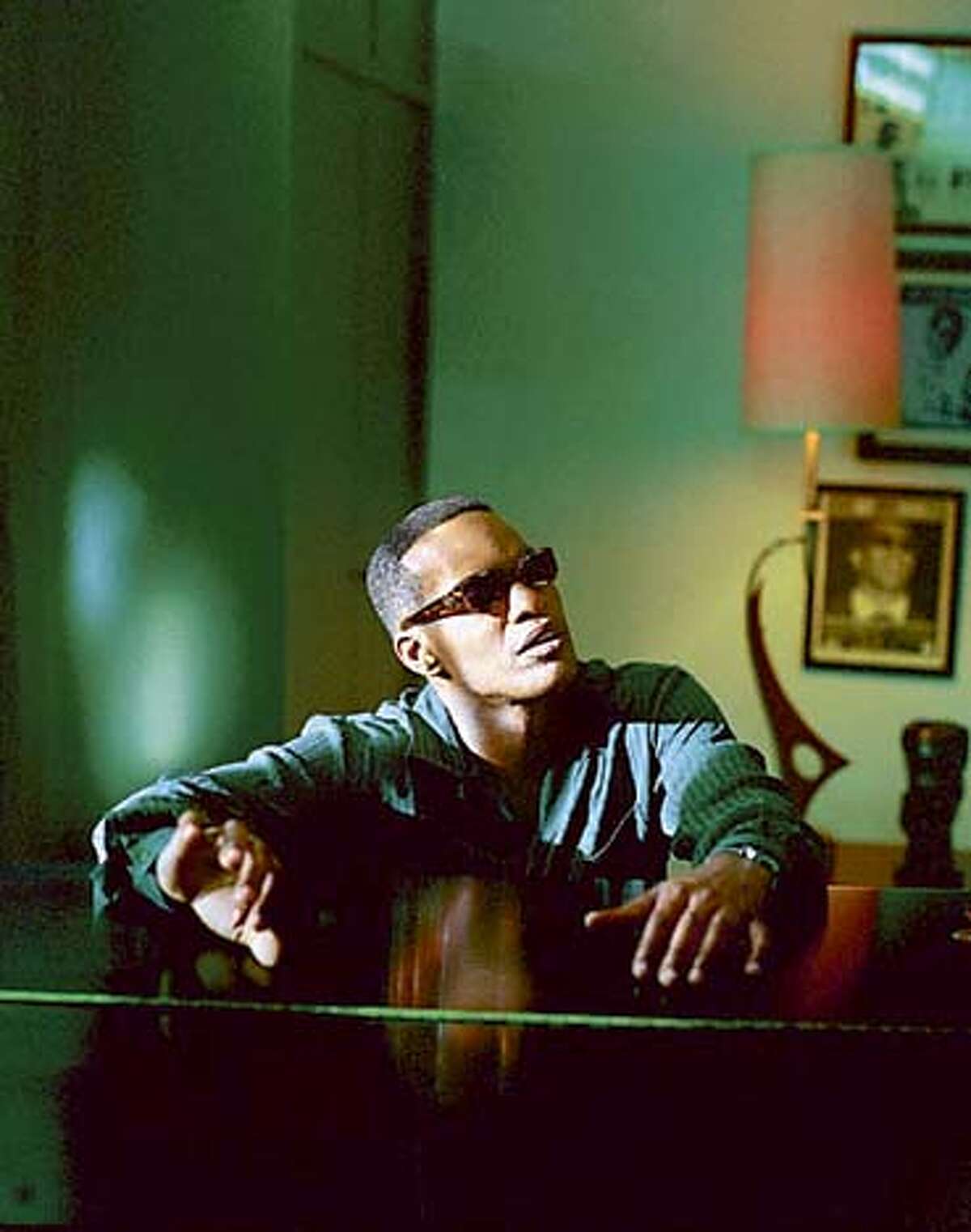 JAMIE FOXX as American legend Ray Charles in the musical biographical drama, Ray. Datebook#Datebook#SundayDateBook#10-24-2004#ALL#Advance##0422414916