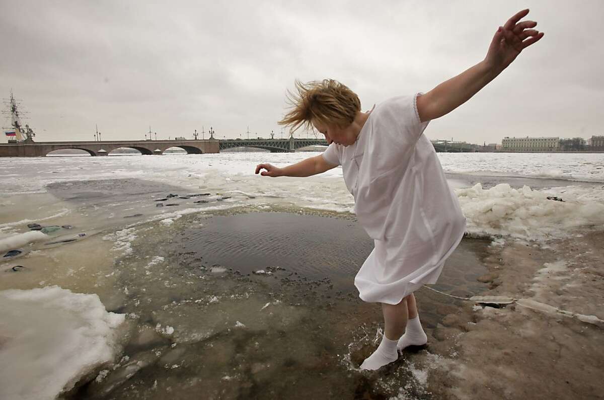 Фото прошедших лет. Купание в сорочке. Купание в прозрачной рубашке в проруби. Купание в прозрачной рубахе. Фотография женщины после купания.