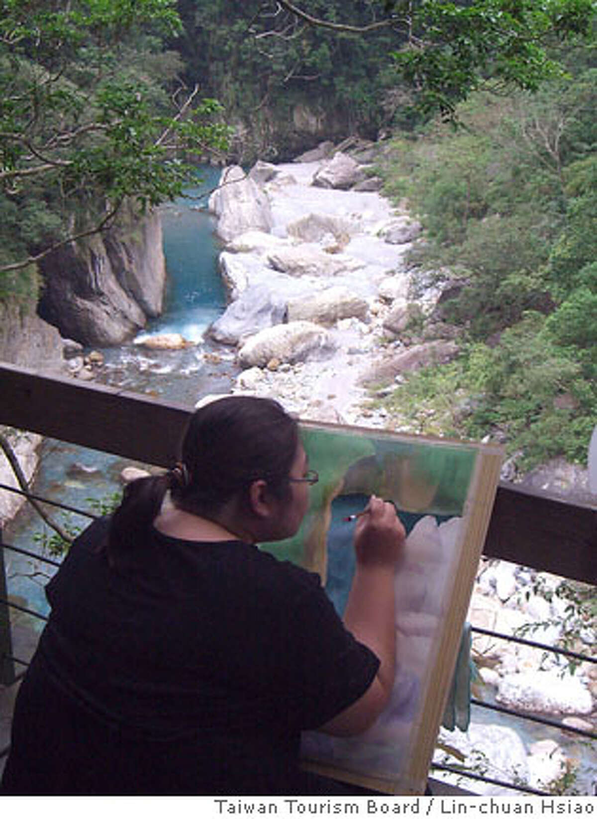 The Shakadang Trail in Taiwan's Taroko Gorge provides a picturesque subject for an artist. credit: Lin-chuan Hsiao / Taiwan Tourism Board