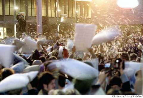 Hundreds Smack Each Other Around In Sf Pillow Fight Sfgate