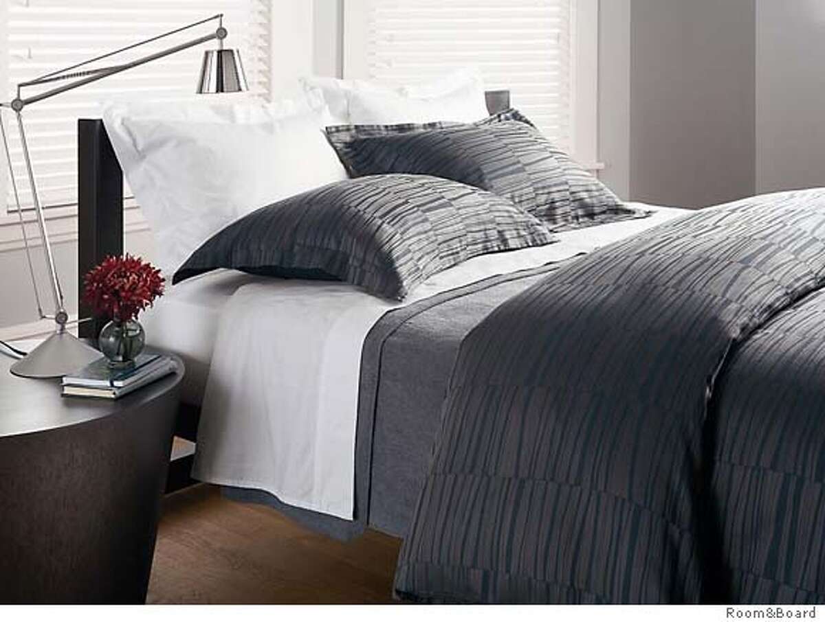 Piling on the linens / Today's wellmade bed calls for luxurious sheets