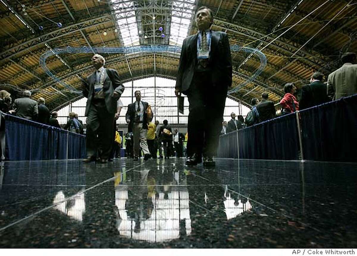 Attendees at the 2005 Biotechnology Industry Organization's trade show in Philadelphia make their way through the Pennsylvania Convention Center, Monday, June 20, 2005. Thousands of industry executives and scientists from around the globe attended the organization's annual trade show.(AP Photo/Coke Whitworth)