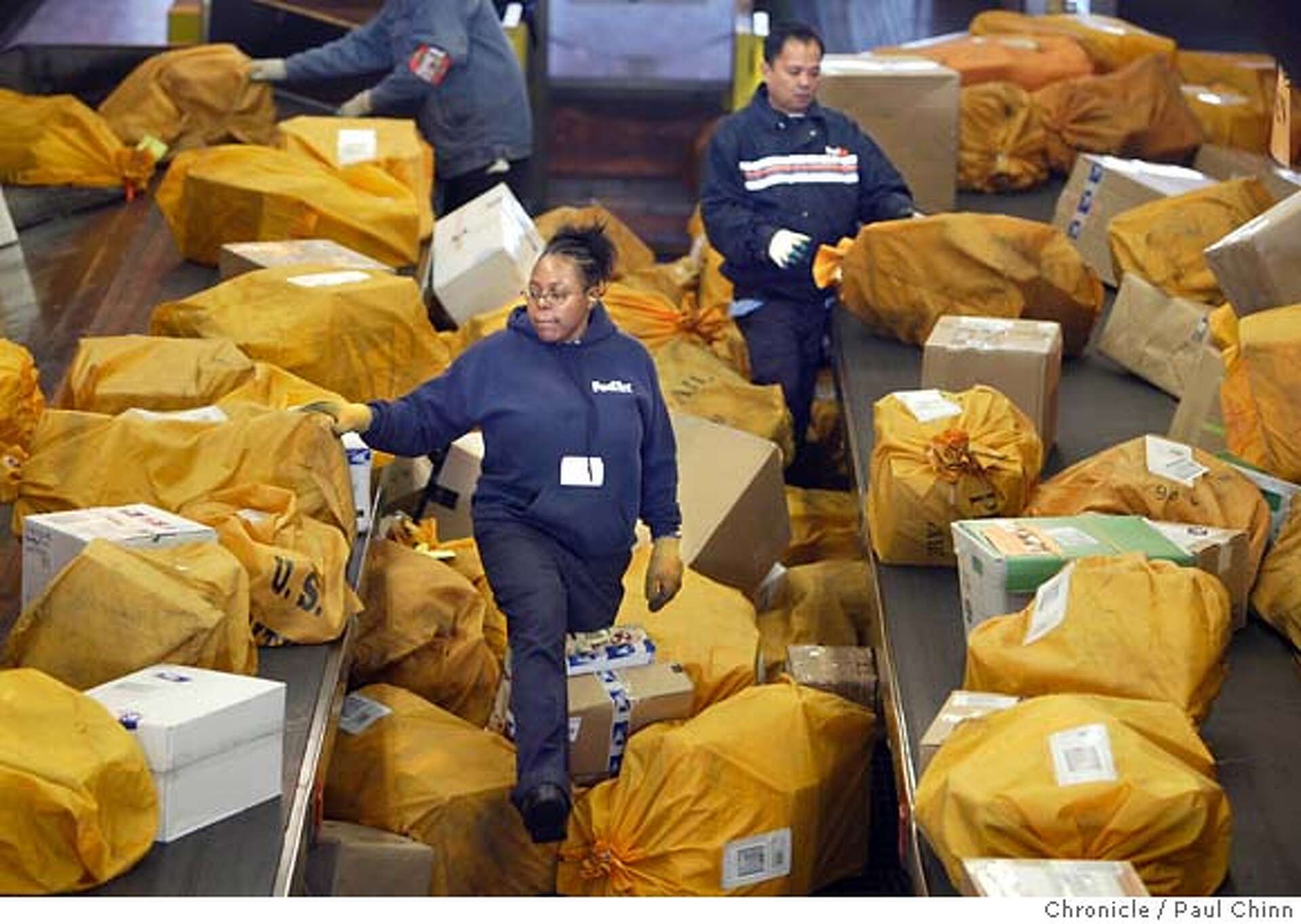 Shippers snowed under / Online rush prolongs FedEx holiday season