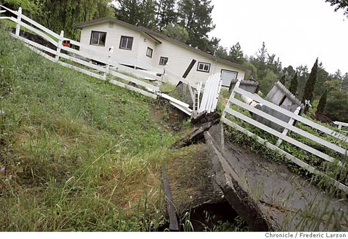 LA HONDA / Hillside resumes its downward slide / Residents nervously