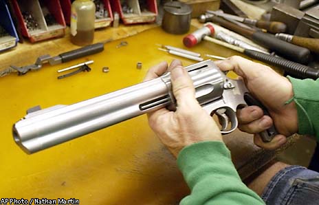 Smith & Wesson unveils a .50-caliber revolver / Gun enthusiasts ...