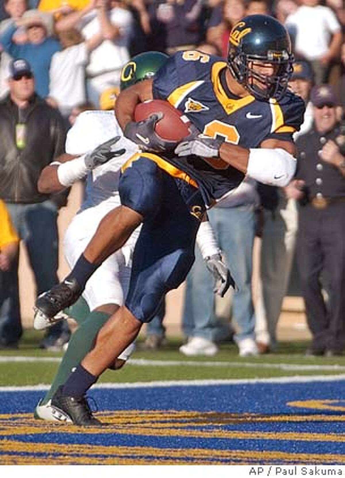 California wide receiver Geoff McArthur scores in front of unidentified Oregon player in the fourth quarter, Saturday, Nov. 6, 2004 in Berkeley, Calif. Cal defeated Oregon, 28-27. (AP Photo/Paul Sakuma) Sports#Sports#Chronicle#11/12/2004#ALL#5star##0422454562