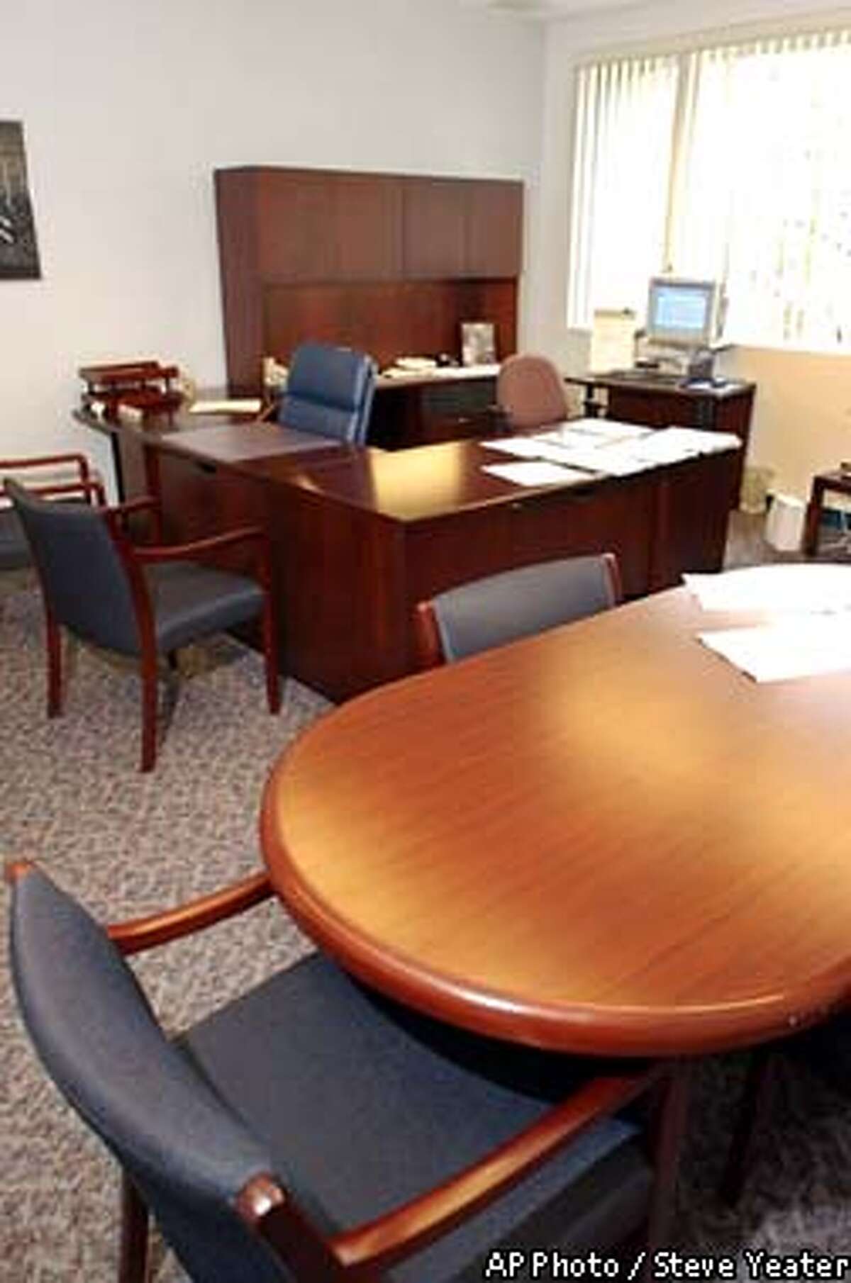 Agency official rebuked over furniture / Top honchos in