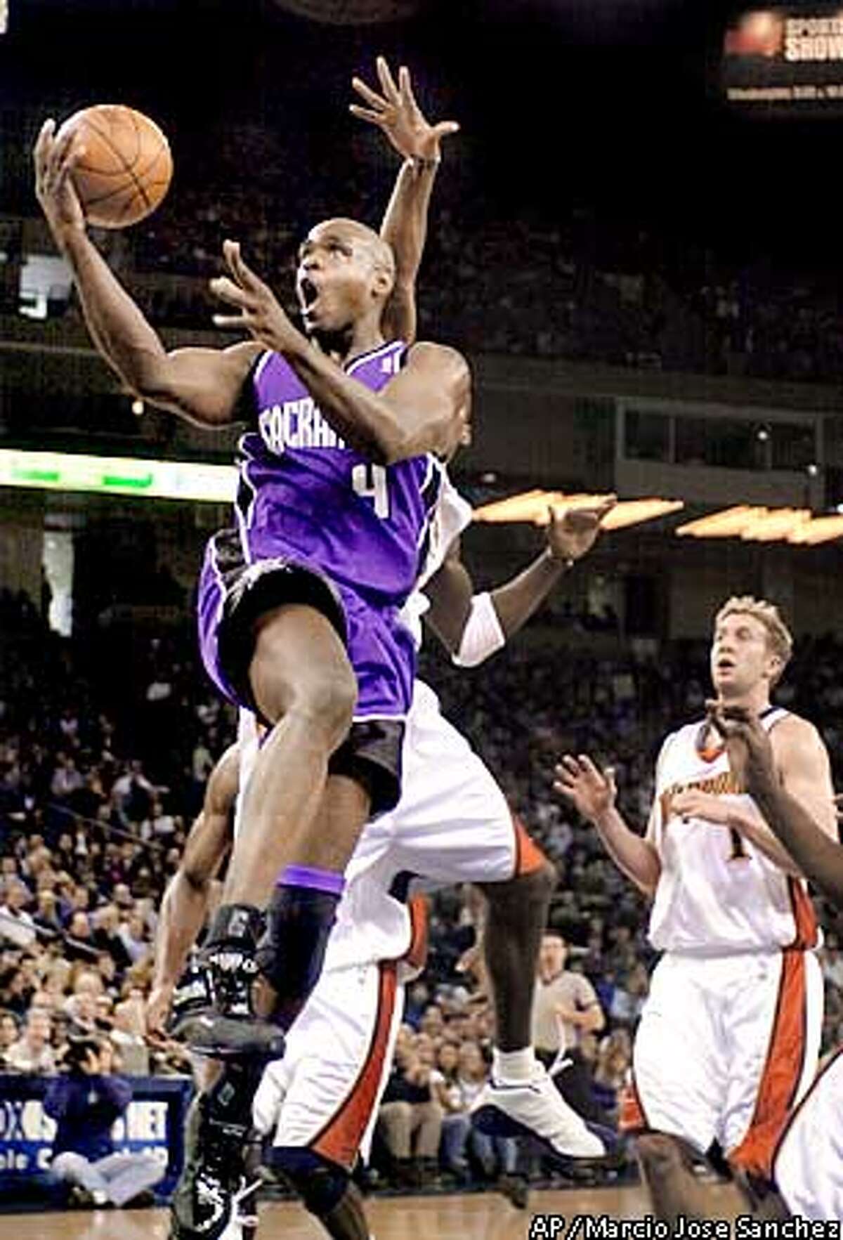 Kings feel at home in Oakland / Sacramento's streak vs. Warriors hits 13