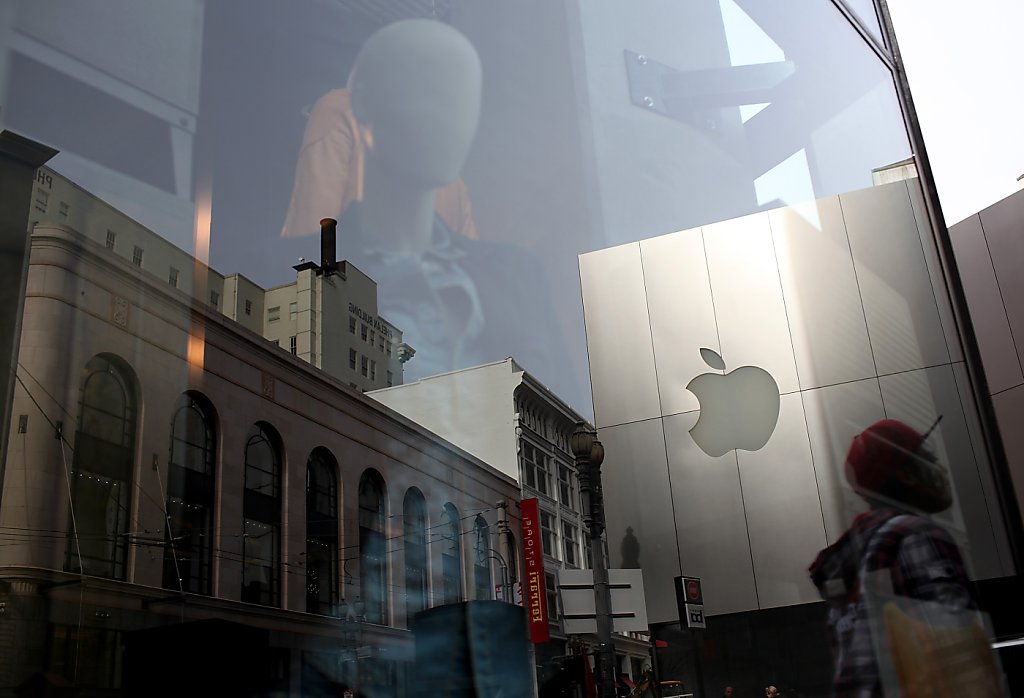 Apple posts record profit in 1st quarter