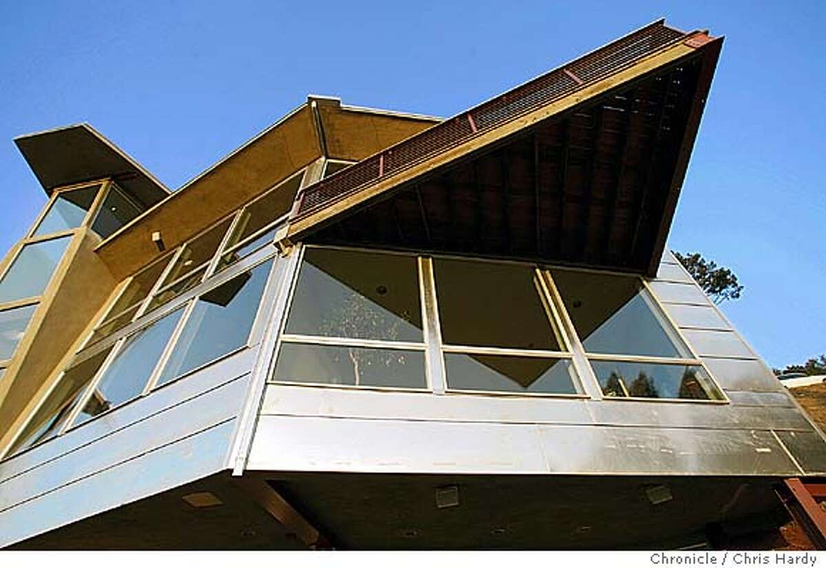 THE CUTTING EDGE Aves House / Nice nest / Extreme construction