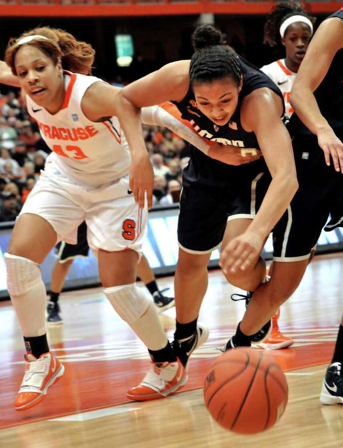 UConn women pull away from Syracuse