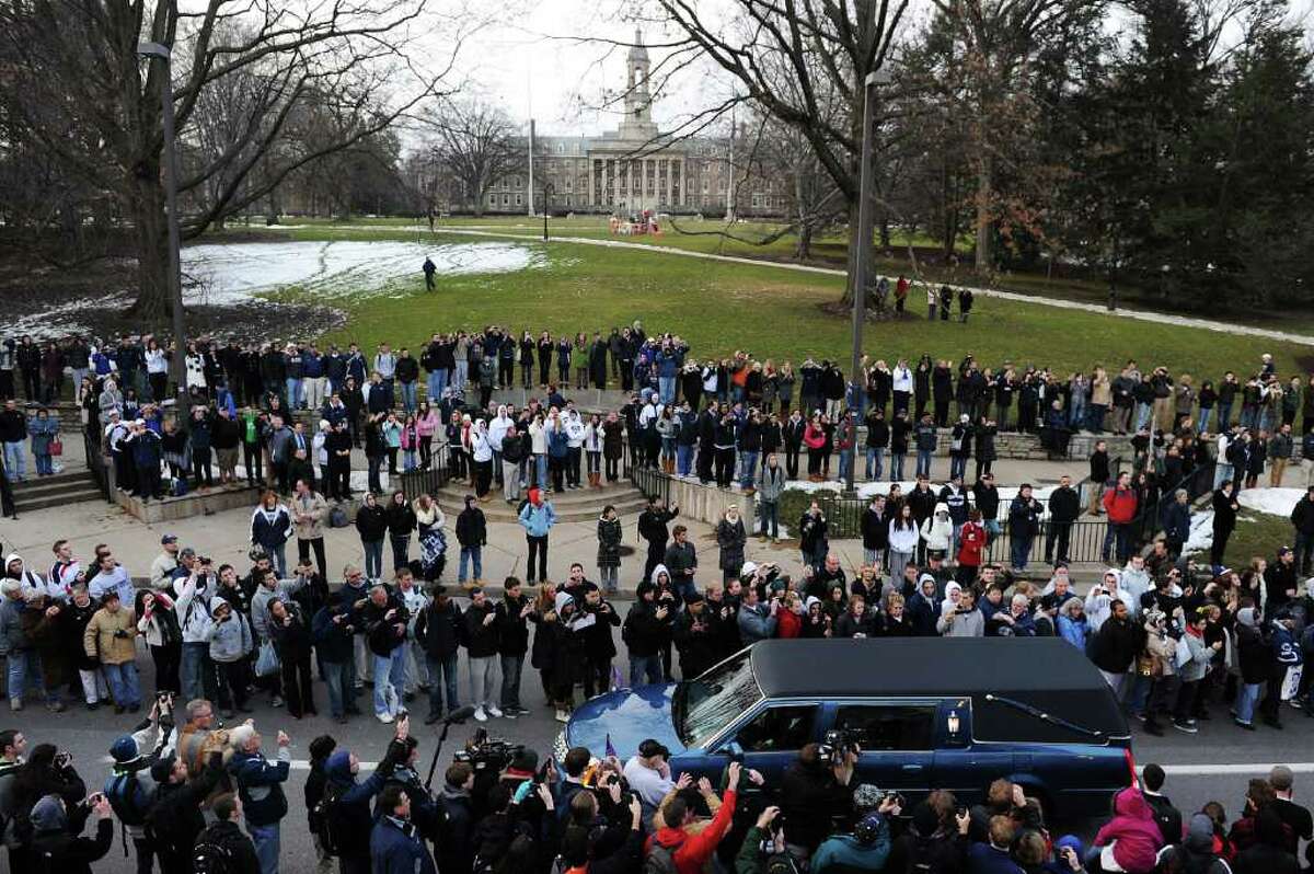 Thousands flock to Paterno's funeral procession