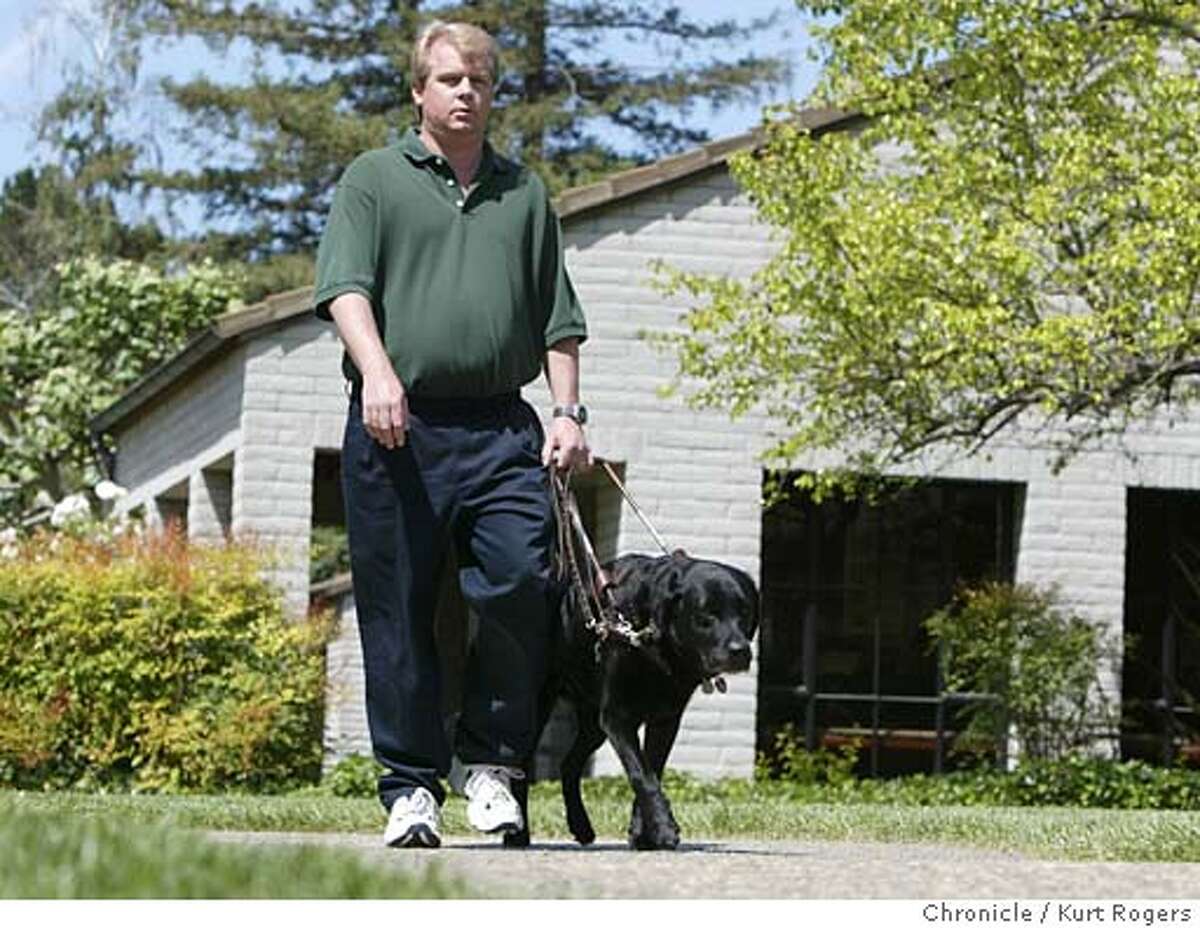 how much does a guide dog trainer earn