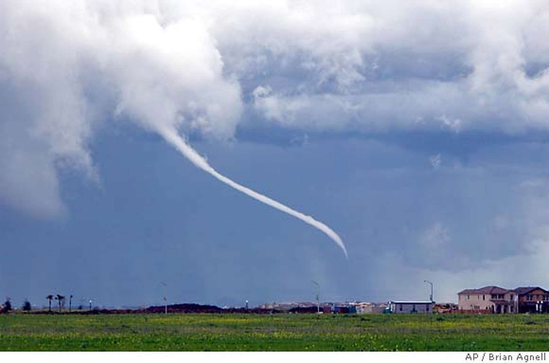 CALIFORNIA / Twisters, hail, slides, thunder rough up state / Bay Area  skies to clear as storm tracks to Southern California