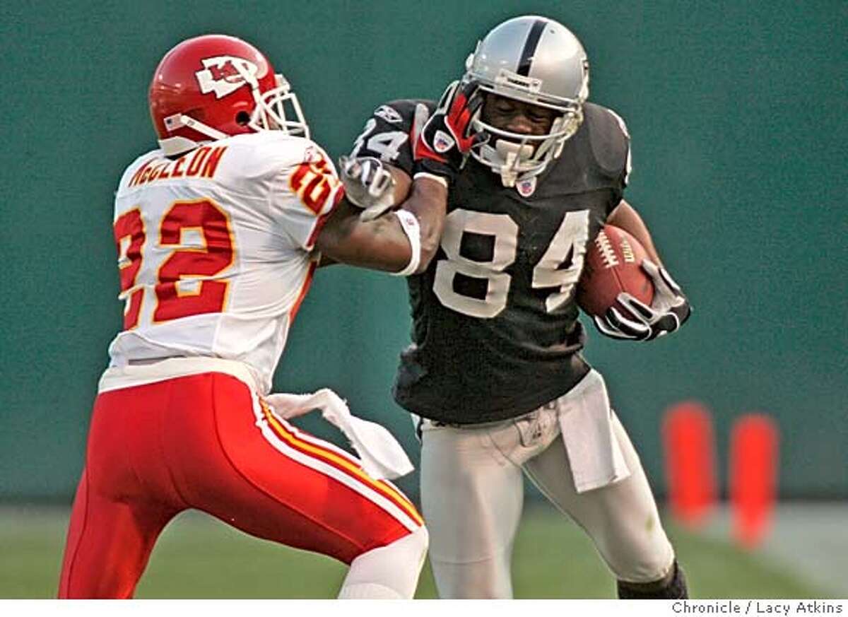 KANSAS CITY CHIEFS DEXTER MCCLEON AND RAIDERS JERRY PORTER HIT EACH OTHER IN THE FACE IN THE SECOND HALF OF SUNDAYS , DEC. 5, 2004, GAME IN OAKLAND. PORTER WAS PENOLOIZED FOR THE HIT. Oakland Raiders against Kansas City in the Network Associates Coliseum, in Oakland, Sunday Dec. 5, 2004. LACY ATKINS/SAN FRANCISCO CHRONICLE